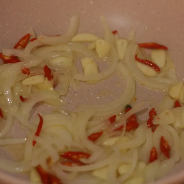 Tumis bombay, bawang putih dan cabai merah sampai layu dan harum.
