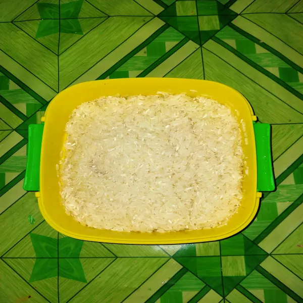 Ccuci bersih beras lalu sisihkan