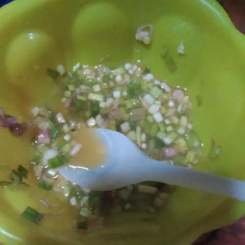Campur telur dengan irisan daun bawang, tambahkan garam, merica dan kaldu bubuk. Aduk rata.