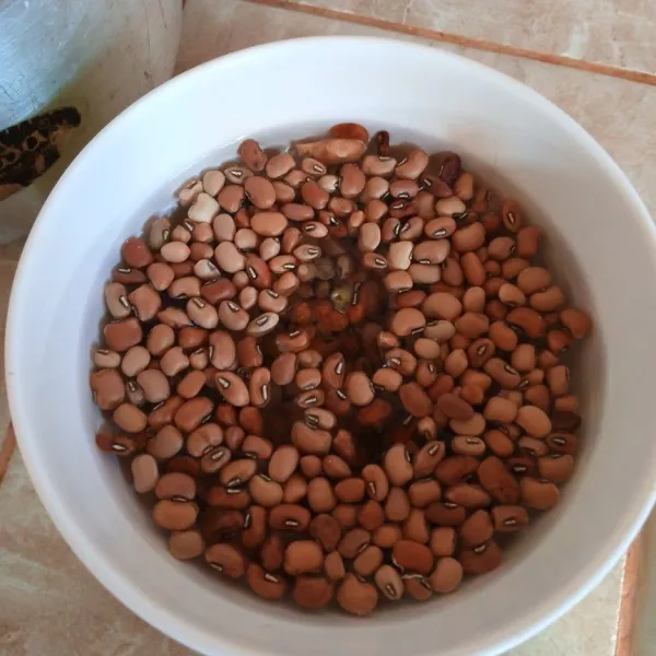 Rendam kacang loto kurang lebih 1 jam agar tidak terlalu lama empuknya saat direbus.
