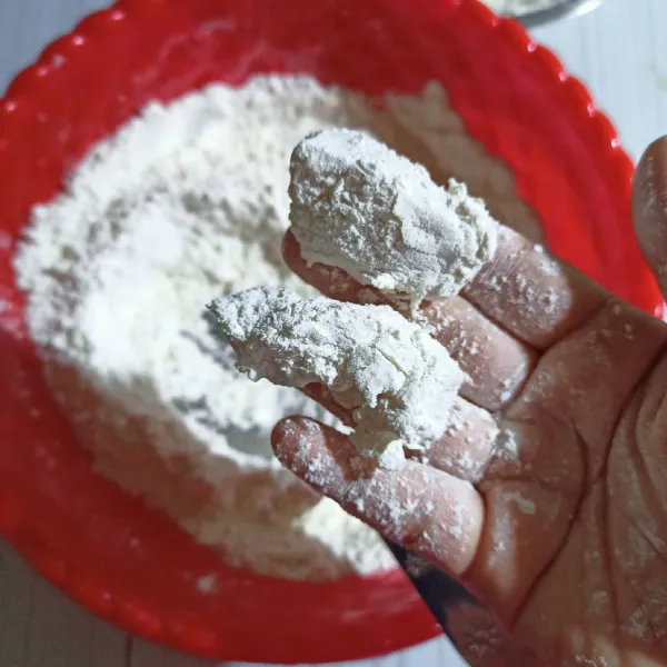 Tekan-tekan dan ratakan hingga tepung kering menempel dengan baik.