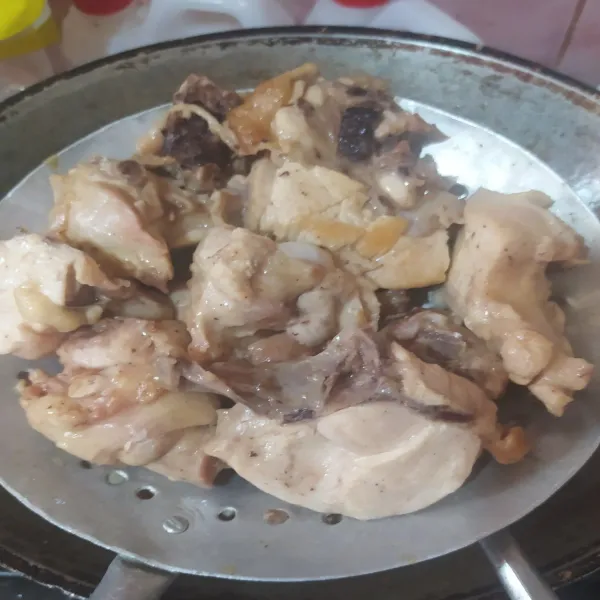 Ayam yang sudah dipotong-potong, dicuci dengan air garam. Bilas, tiriskan. Goreng tapi jangan sampai kering.