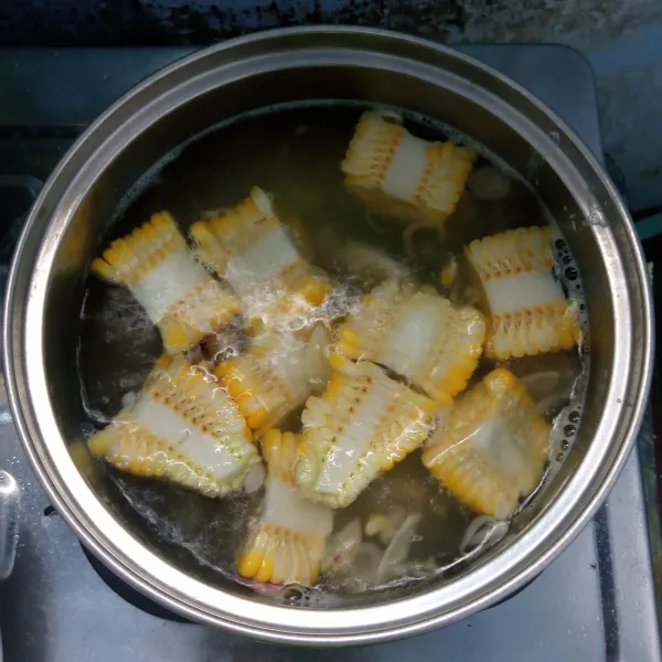 Masukkan jagung, gula dan garam. Rebus sampai jagung empuk.