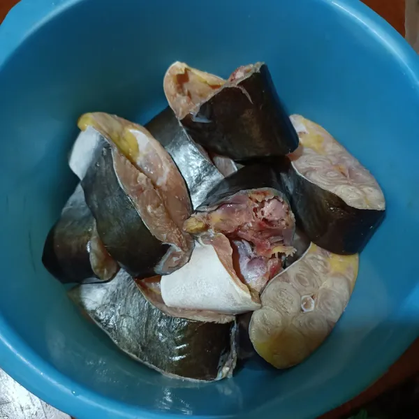 Cuci bersih ikan patin dan beri sedikit perasan lemon.