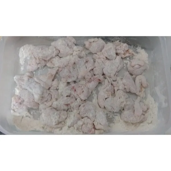 Balurkan ayam yang sudah dipotong dengan tepung bumbu ayam goreng.