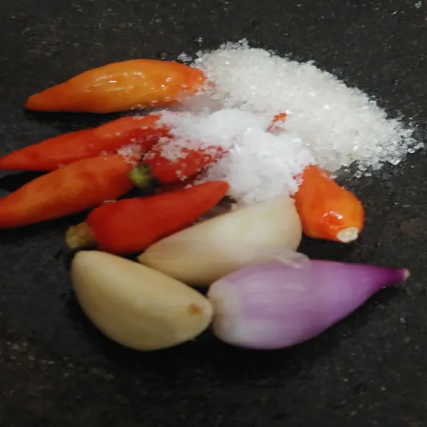 Ulek bahan sambal.