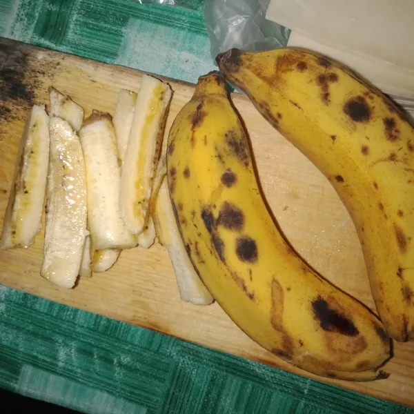 Pertama, kupas pisang lalu potong-potong sesuai selera.