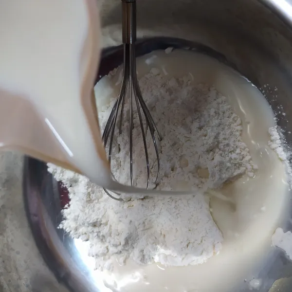 Campur terigu, vanili, gula pasir, garam, baking powder dan susu uht. Aduk sampai rata.