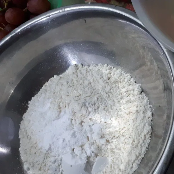 Untuk bahan kering : Campurkan tepung terigu, tepung tapioka dan baking powder.
