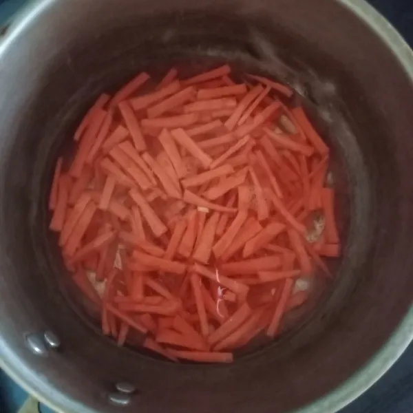 Rebus wortel dengan 300 ml air sampai empuk.