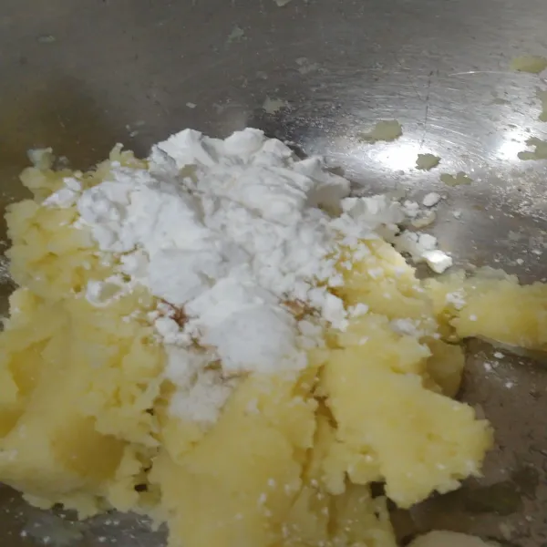 Selagi panas haluskan kentang, bumbui dengan garam, kaldu jamur dan tambahkan tepung maizena aduk sampai tercampur rata.