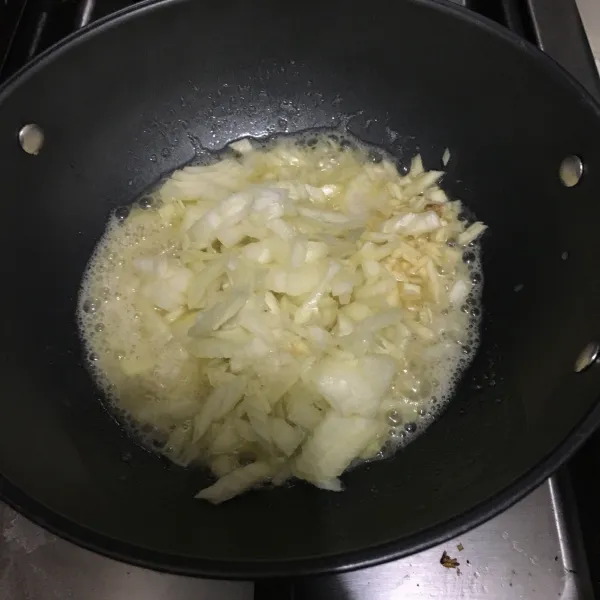 Masukan bawang putih dan bawang bombay hingga wangi dan bombay layu.