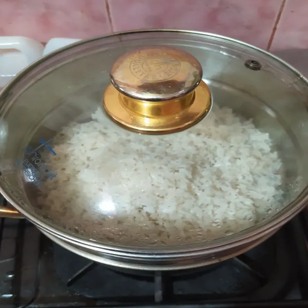 Cuci beras ketan lalu direndam selama minimal 2 jam. Bilas, tiriskan lalu dikukus selama 20 menit.