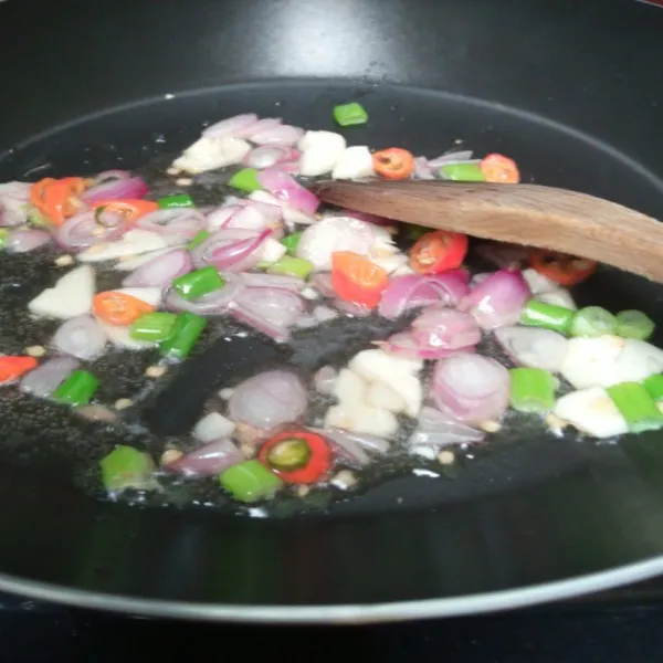 Tumis bumbu sampai harum.