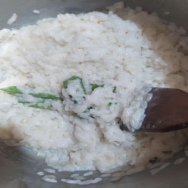 Campur beras ketan kukus dengan santan panas, aduk rata dan biarkan meresap.