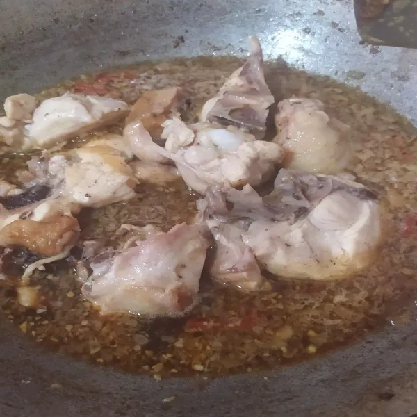 Masukan ayam. Masak dengan api kecil saja supaya bumbunya meresap.