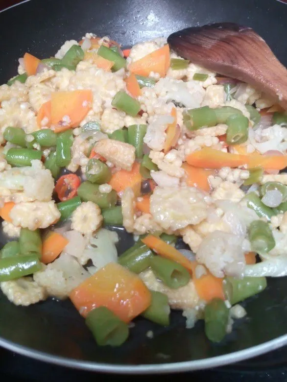 Jika air sudah menyusut, tambahkan garam dan gula. Aduk. Masak sampai tingkat kematangan sayur yang diinginkan. Angkat.