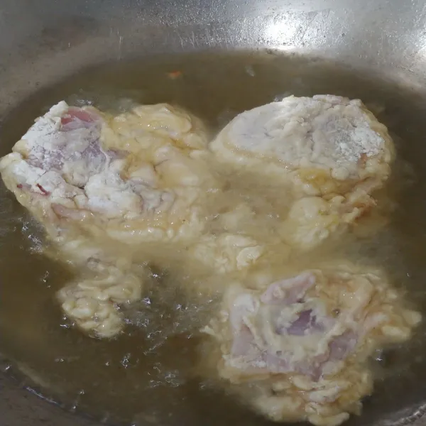 Panaskan minyak goreng, lalu goreng daging ayam sampai matang.