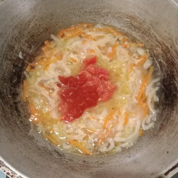 Tuang air rebusan wortel tadi. Tambahkan garam halus, gula pasir, kaldu jamur bubuk, tomat halus dan saos tomat. Aduk rata. Biarkan mendidih. Koreksi rasa.