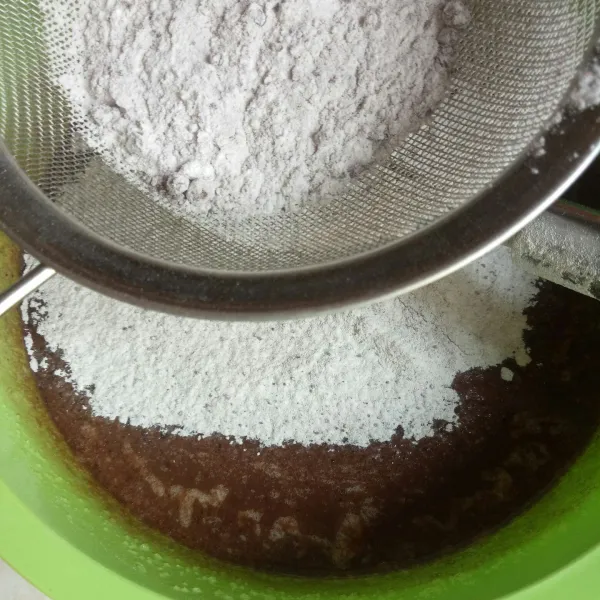 Masukkan tepung, coklat bubuk dan garam sambil diayak.