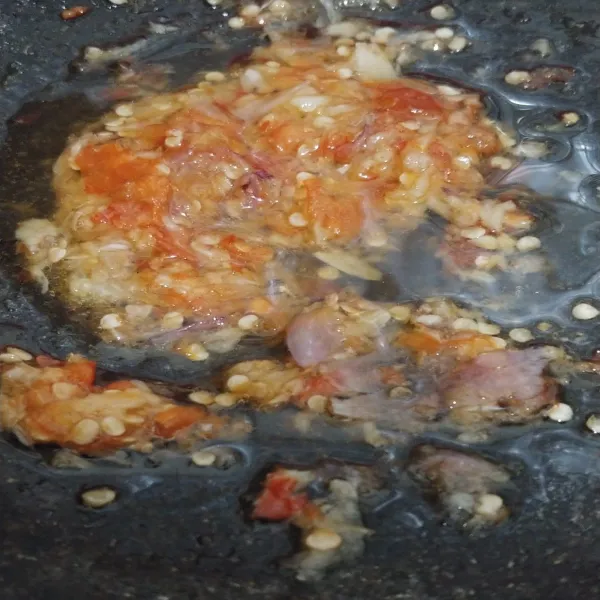 Lalu siram dengan minyak panas.