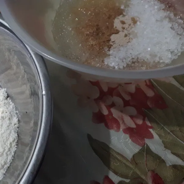 Untuk adonan basah : Siapkan wadah masukan gula, ragi, minyak goreng dan susu yang sudah dihangatkan. Aduk rata.