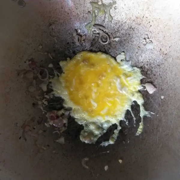 Masukan lagi sedikit minyak, kemudian masukan telur, aduk hingga berbutir.