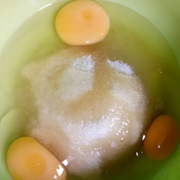 Aduk dengan whisk telur dan gula pasir hingga gula larut.
