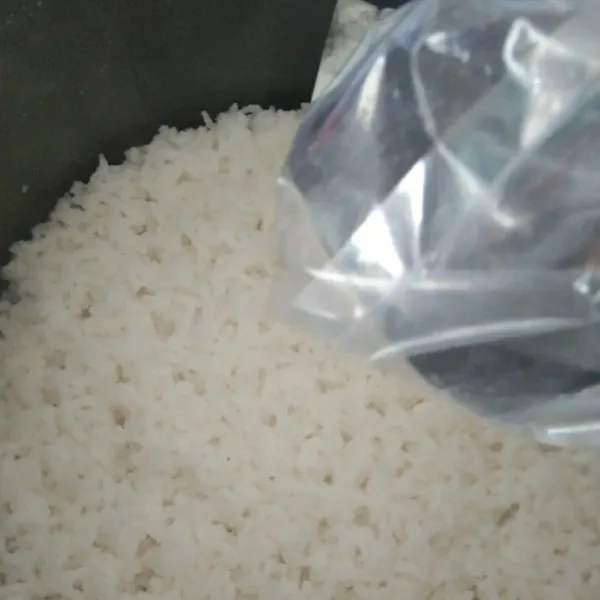 Tekan-tekan nasi menggunakan ulekan yang dilapisi plastik hingga nasi agak hancur.