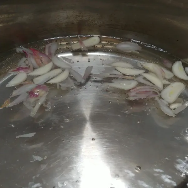 Didihkan air, masukan bawang merah dan bawang putih. Masak sampai air mendidih.