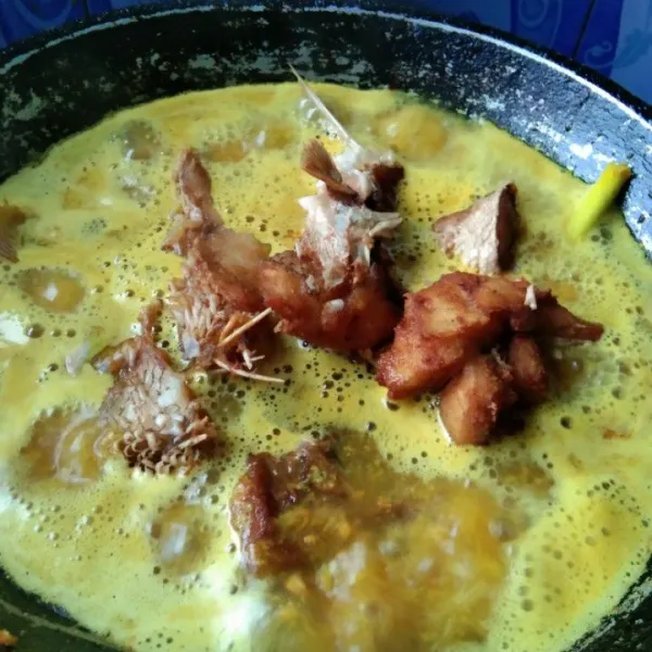 Tambahkan air, garam, gula merah, ketumbar bubuk dan merica bubuk, kemudian masukan ikan kakap goreng.