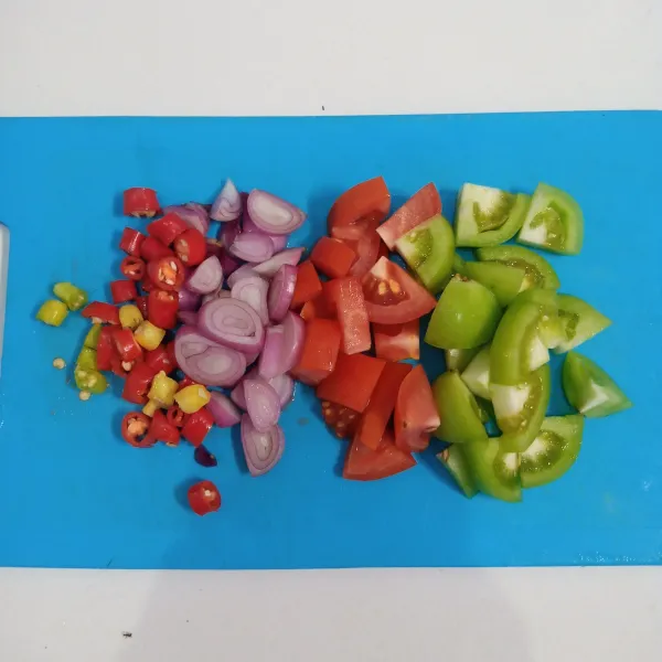 Potong-potong bawang merah, tomat hijau, tomat merah, cabai merah keriting dan cabai rawit.