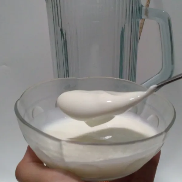 Masukkan yogurt kedalam blender.