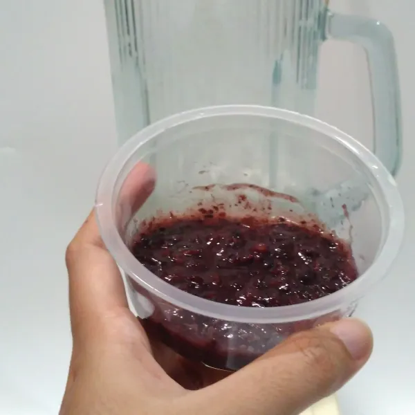 Tambahkan sedikit ketan hitamnya, blend sebentar.