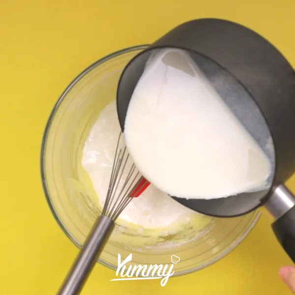 Panaskan susu cair hingga sedikit berbuih (simmer). Tuangkan perlahan ke campuran kuning telur sambil terus diaduk.