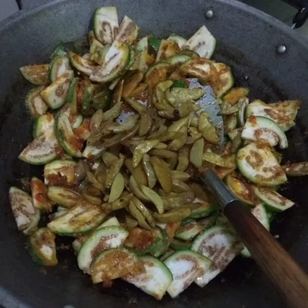 Masukan jengkol, aduk rata