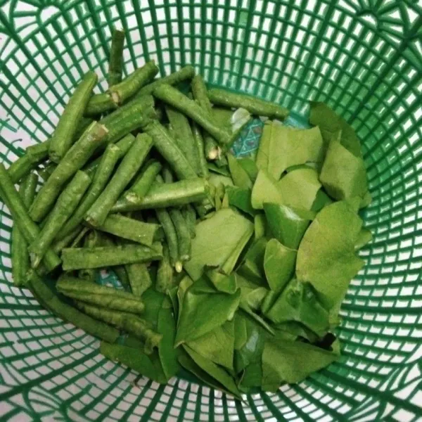 Sambil menunggu sayuran agak lunak, cuci bersih dan potong kecil-kecil kacang panjang serta daun melinjo.