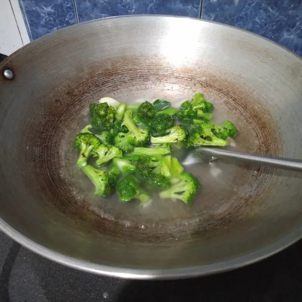 Lalu masukkan brokoli. Taburi secukupnya garam agar brokoli tetap hijau bagus. Tuang secukupnya air. Masak sekitar 3 menit.