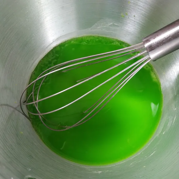 Masak adonan warna hijau hingga matang dan mengental. Setelah matang tuang kedalam wadah.