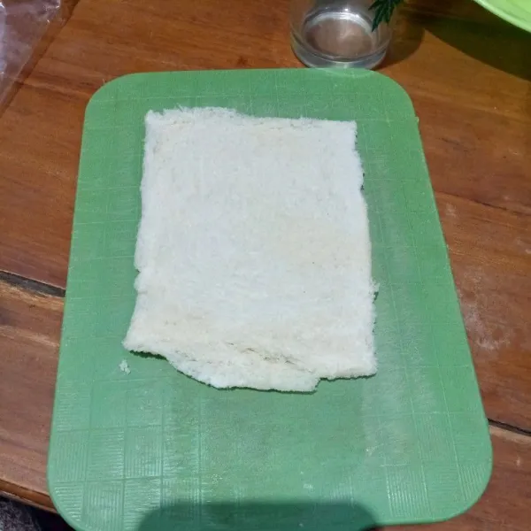 Gilas roti tawar dengan gelas agar lebih tipis, sisihkan.