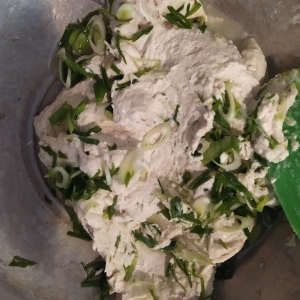 Tuang adonan ke wadah lain, lalu tambahkan irisan daun bawang dan aduk hingga merata.