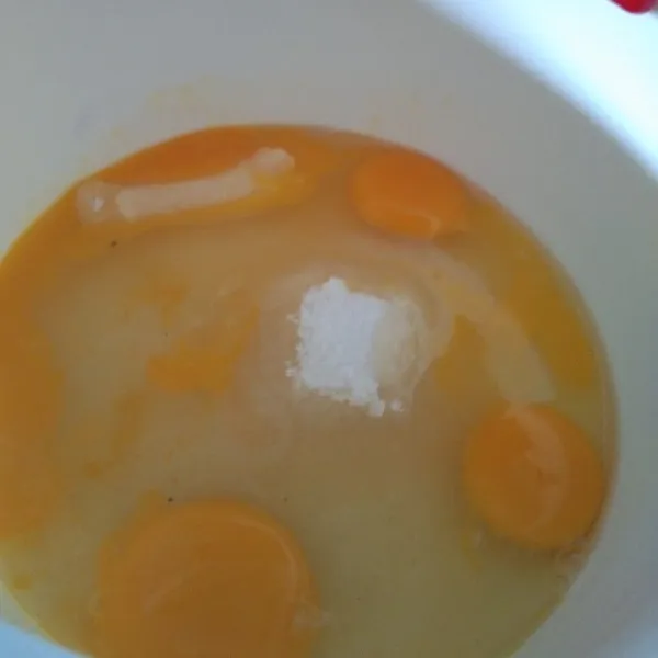 Dalam wadah campurkan telur, gula pasir dan sp, kocok hingga mengembang putih .