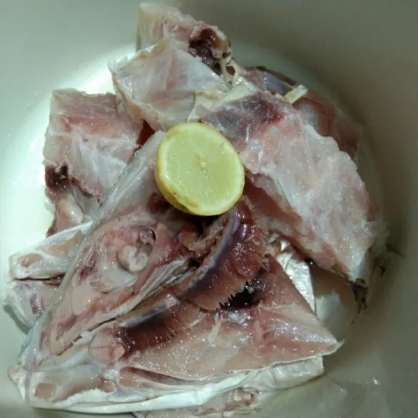 Cuci ikan kakap, lumuri dengan perasan jeruk lemon.