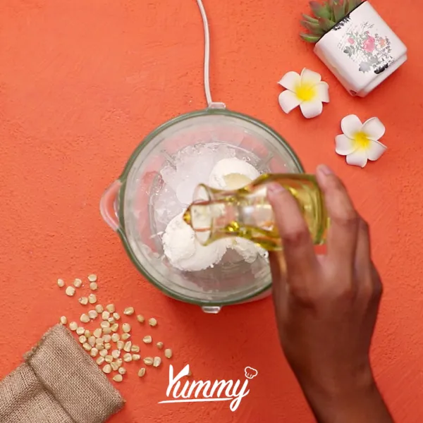 Tambahkan sirup vanila dan jagung manis rebus ke dalam blender.