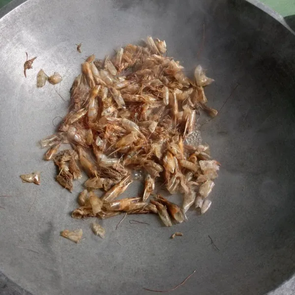 Sangrai kulit kepala udang sampai kering.