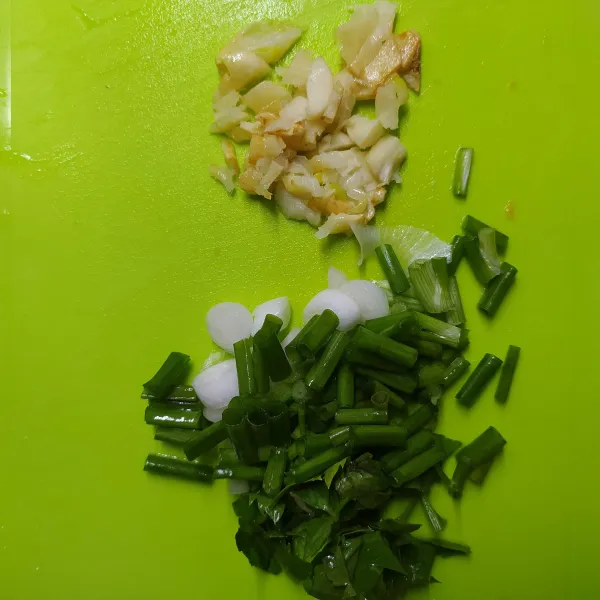 Goreng sebentar bawang putih agar layu. Kemudian geprek dan cincang bawang putih.