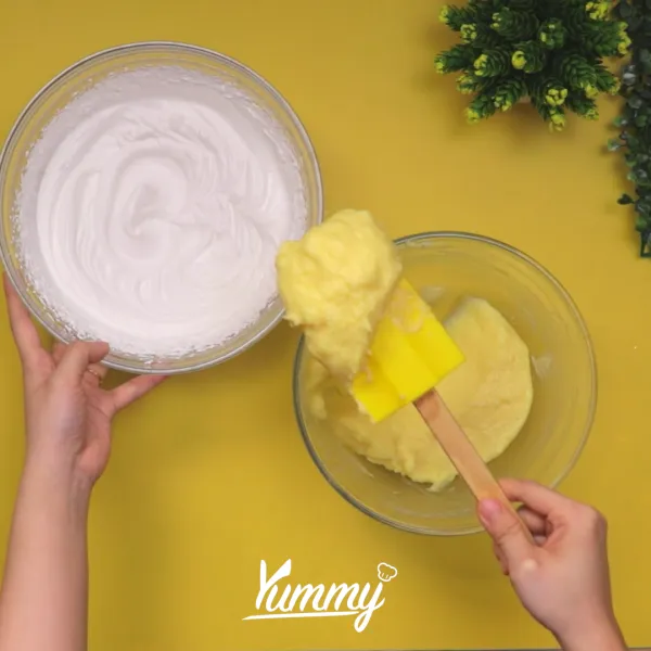 Mixer whipping cream hingga setengah kaku (soft peak), masukkan custard yang telah dingin, aduk perlahan menggunakan spatula.