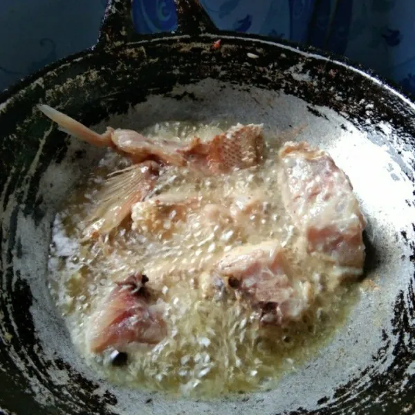 Goreng ikan kakap hingga matang kecokelatan, tiriskan.