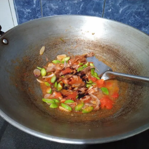 Kemudian, masukkan tomat dan ayam suwir. Tuang secukupnya air. Masak hingga tomat lunak. Beri garam, kaldu jamur dan saos tiram. Aduk rata, tes rasa.