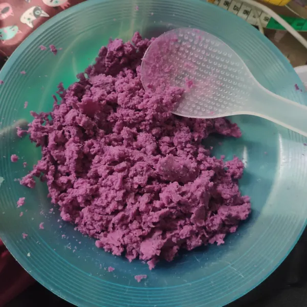 Kupas ubi ungu dan cuci bersih. Potong tipis-tipis dan kukus hingga matang. Hancurkan dengan sendok atau garpu. Sisihkan.